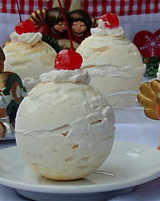 Безе с вишней Снежный шар