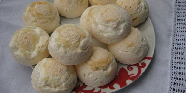 безе с вишней снежный шар