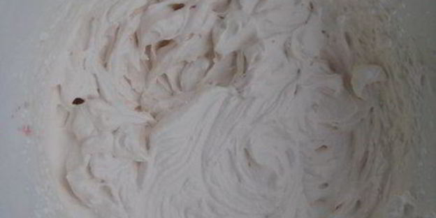 безе с вишней снежный шар