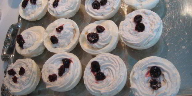 безе с вишней снежный шар