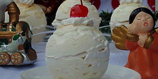 безе с вишней снежный шар