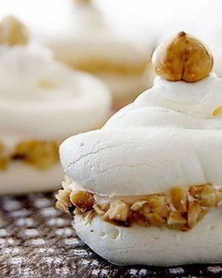 Двойное безе с кремом и фундуком