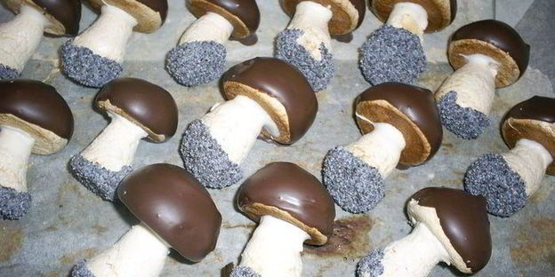 грибки из безе