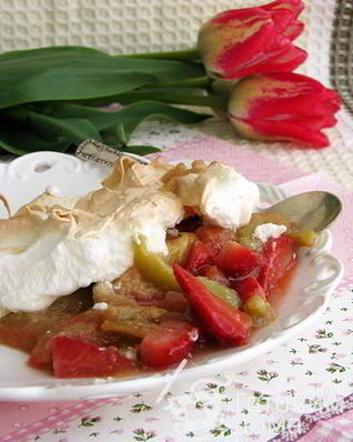 Клубника с ревенем и короной из безе