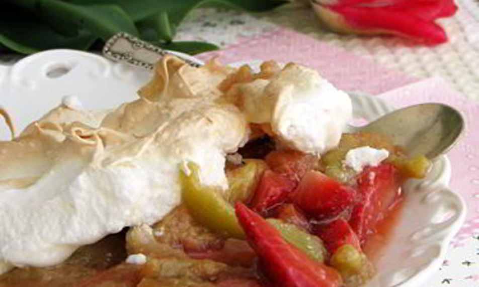 Рецепт клубники с ревенем и короной из безе