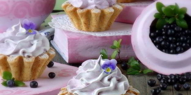корзиночки с черничным кердом и безе