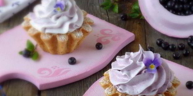 корзиночки с черничным кердом и безе