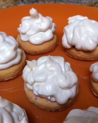 Печенья-безе с черной смородиной