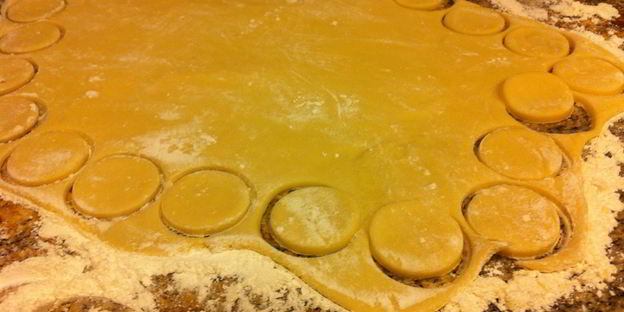 печенья-безе с черной смородиной