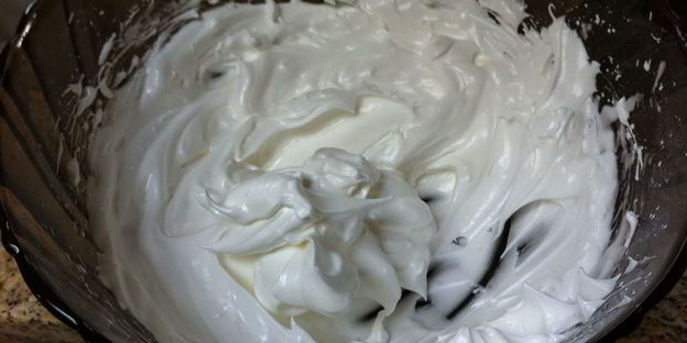 печенья-безе с черной смородиной