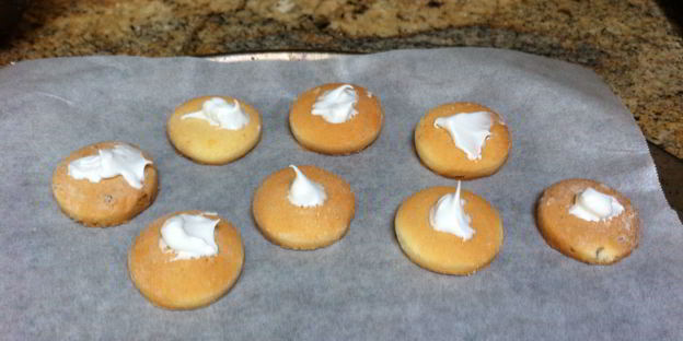 печенья-безе с черной смородиной