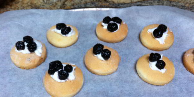 печенья-безе с черной смородиной