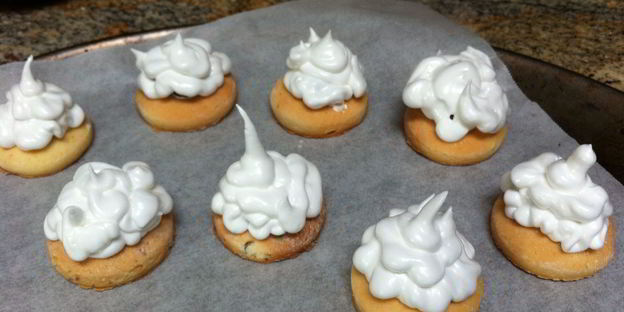 печенья-безе с черной смородиной