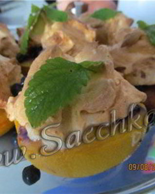 Персики с черникой и безе