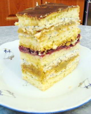 Пляцок вишневый с безе и шоколадом