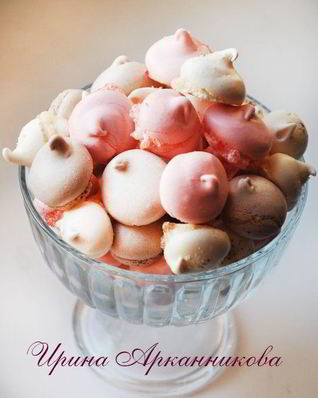 Разноцветные безе с ореховой пудрой