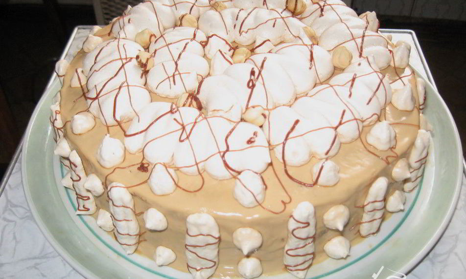 Рецепт шоколадного бисквита с безе, крем с ноткой мокко