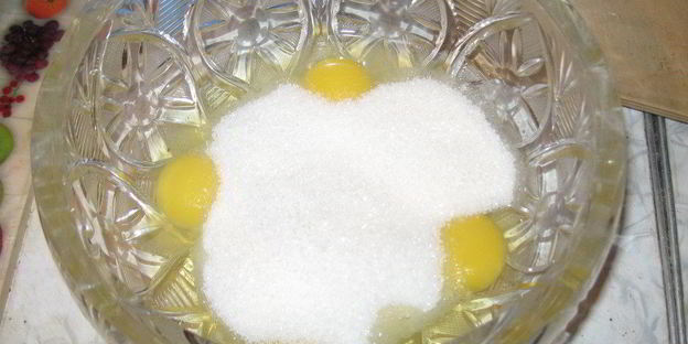 шоколадный бисквит с безе, крем с ноткой мокко