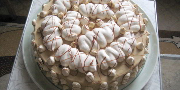 шоколадный бисквит с безе, крем с ноткой мокко