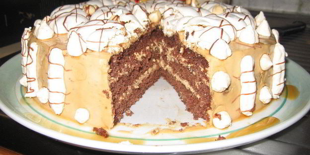 шоколадный бисквит с безе, крем с ноткой мокко