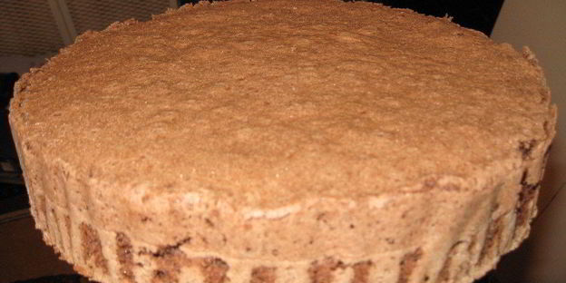 шоколадный бисквит с безе, крем с ноткой мокко