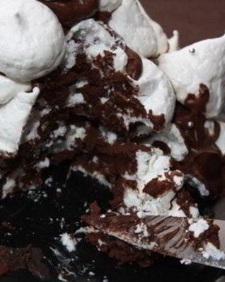 Шоколадный торт-безе с грецкими орехами и ромом