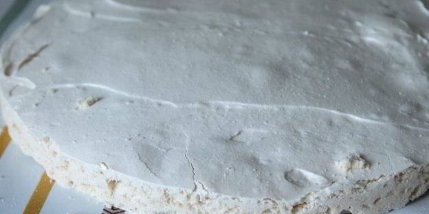 торт-безе с брусничным курдом