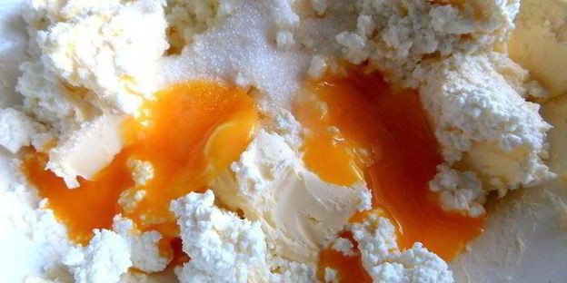 творожный рулет с безейной прослойкой