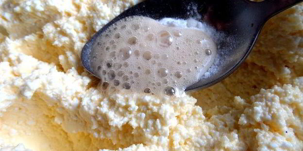 творожный рулет с безейной прослойкой