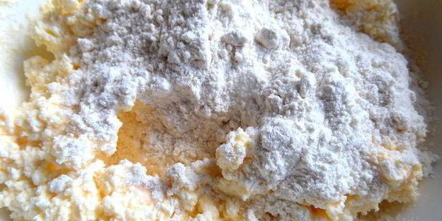 творожный рулет с безейной прослойкой