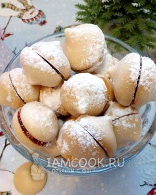 Вегетарианское безе с малиной из нутового отвара