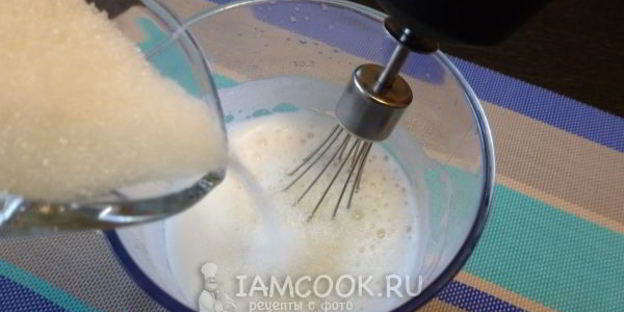 вегетарианское безе с малиной из нутового отвара