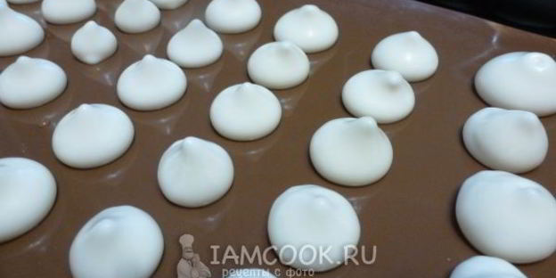 вегетарианское безе с малиной из нутового отвара