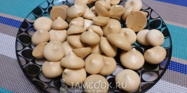 вегетарианское безе с малиной из нутового отвара