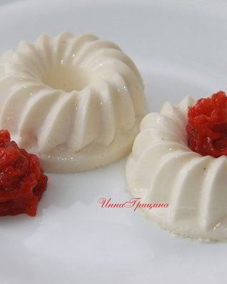 Бланманже с шиповниковым пюре