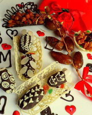 Финики с миндалем в шоколаде