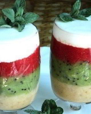 Фруктовый десерт Прохладная радуга с пломбиром