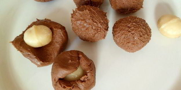 домашние конфеты из макадамии, нуги, марципана и шоколада