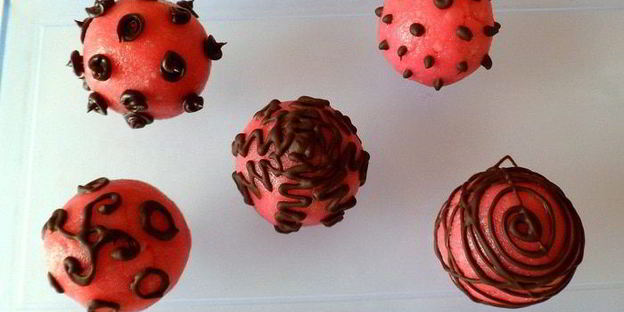 домашние конфеты из макадамии, нуги, марципана и шоколада