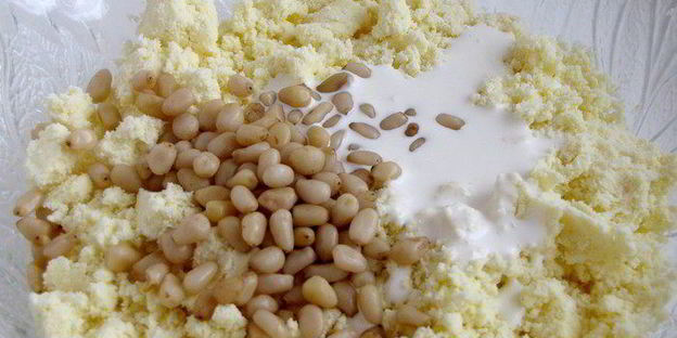 конфеты барфи с кешью и кедровыми орешками