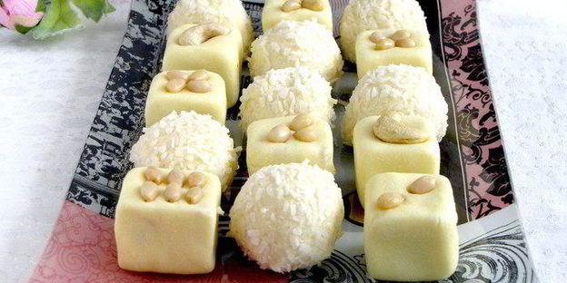 конфеты барфи с кешью и кедровыми орешками