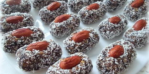 конфеты из чернослива в кокосовой стружке