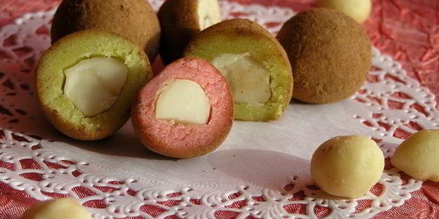 конфеты из марципана с орехом макадамия