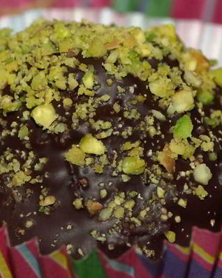 Конфеты из миндальной муки с фисташками и клюквой