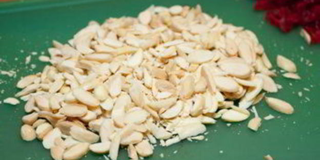 конфеты из миндаля и белого шоколада