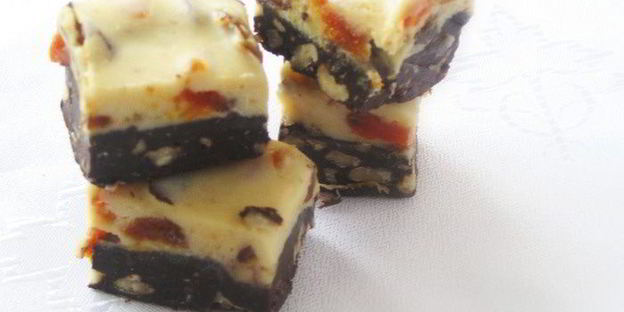 конфеты с двумя видами шоколада, с орехами и сухофруктами