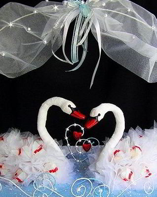 Лебеди из конфет