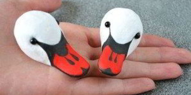 лебеди из конфет