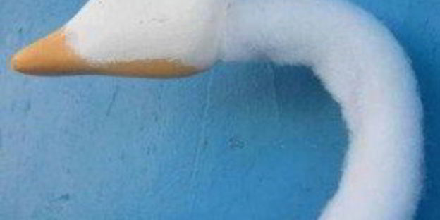 лебеди из конфет