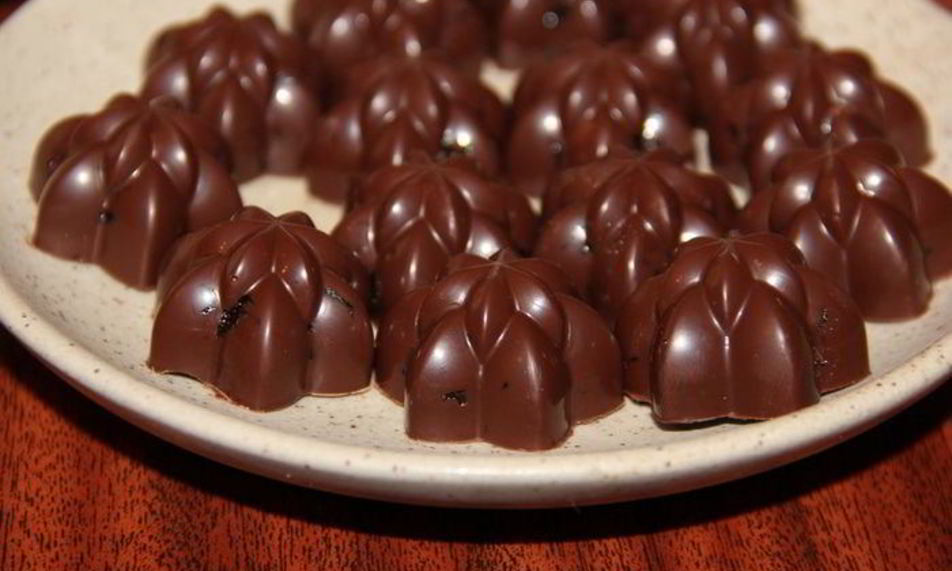 Рецепт шоколадных конфет с фундуком, черносливом, медом и ликером